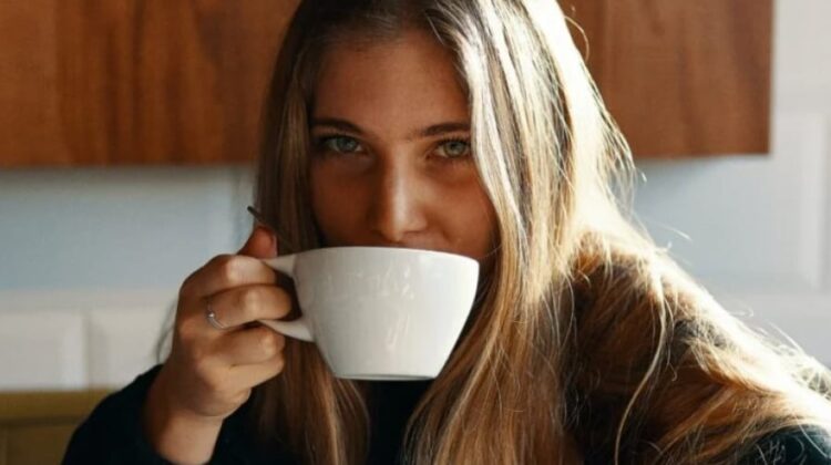 7 πράγματα που πρέπει να κάνεις μόλις ξυπνήσεις πριν πεις καφέ